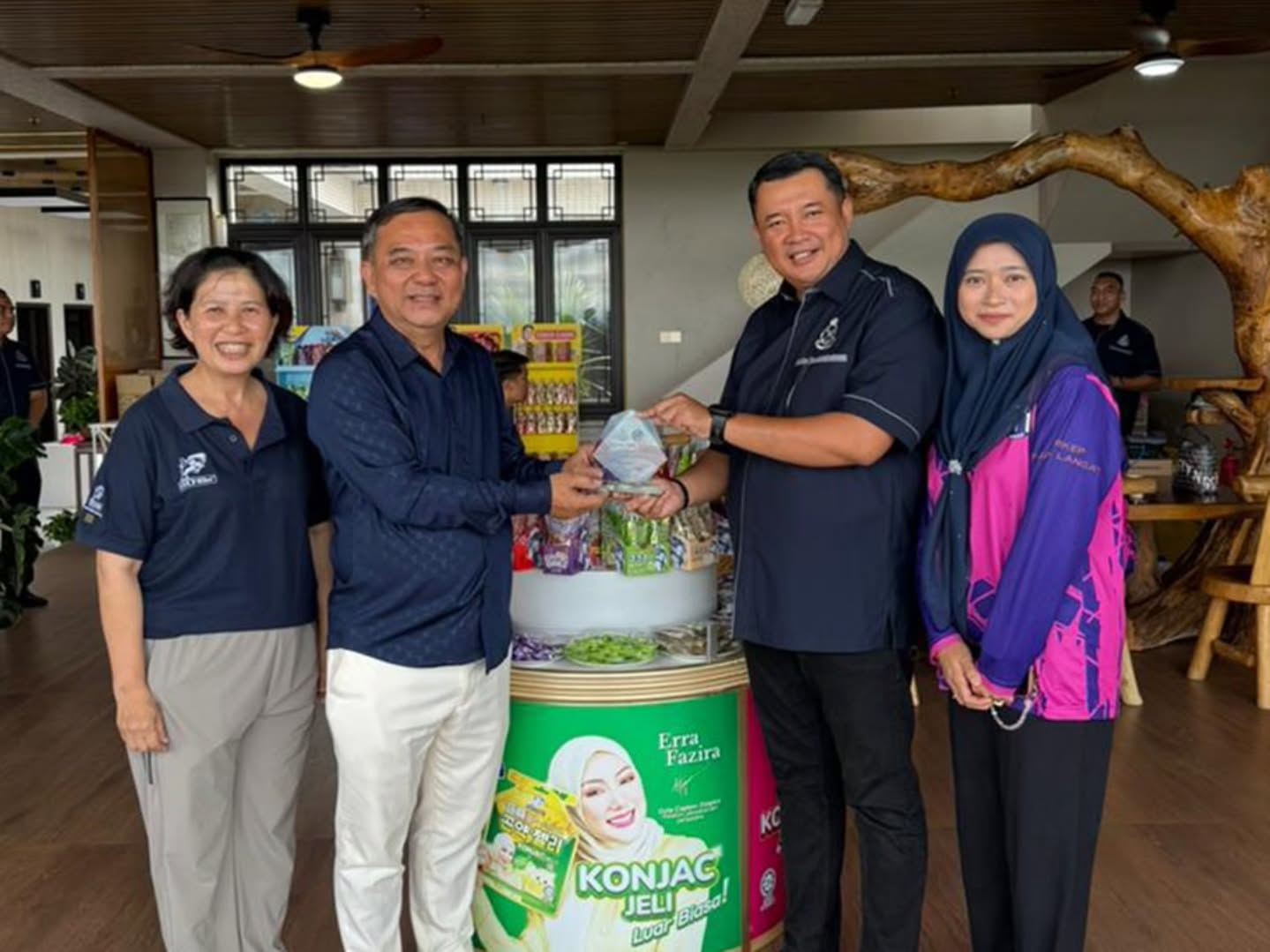 Happy Alliance amat berbesar hati menerima kunjungan daripada Persatuan Keluarga Polis Malaysia (PERKEP). 🎗️ Terima kasih atas kesudian melawat serta sokongan yang diberikan. Semoga kunjungan ini menjalinkan hubungan yang lebih erat dan berpanjangan. 💪🏻✨