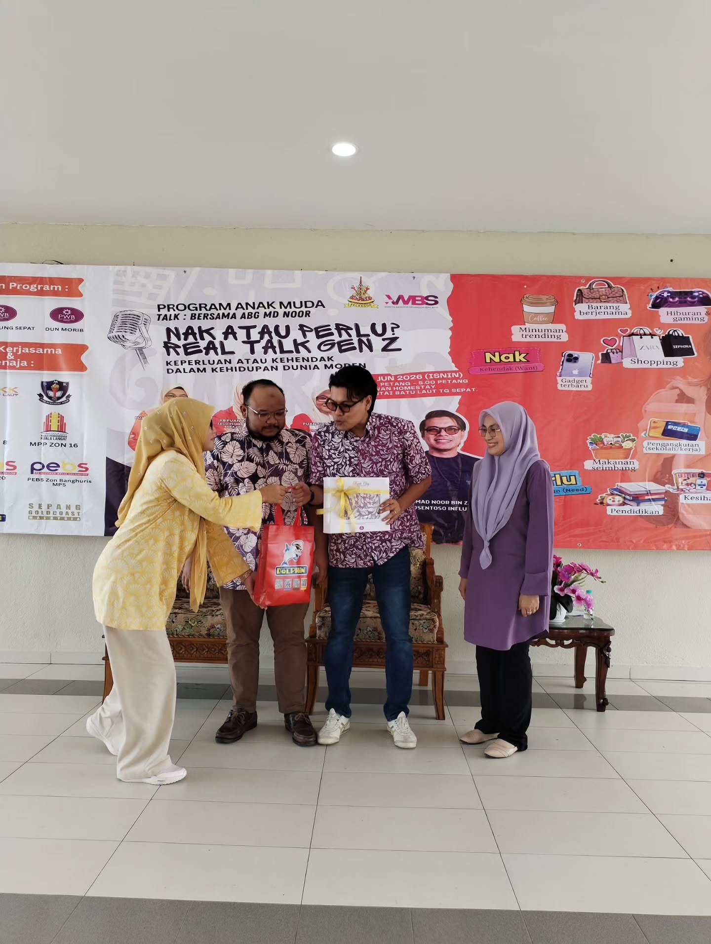 ✨ Program Anak Muda anjuran Pusat Wanita Berdaya Selangor Dun Tanjong Sepat ✨
🧑🏻💼 Talk: Bersama Abg Md Noor
📌 NAK ATAU PERLU? REAL TALK GEN Z
Keperluan atau kehendak dalam kehidupan dunia moden.
Captain Dolphin berbesar hati dapat bersama-sama menjayakan program yang dianjurkan. Semoga setiap perkongsian memberi manfaat dan menjadi inspirasi kepada generasi muda untuk membuat pilihan yang lebih bijak.
Terima kasih atas jemputan dan semoga bertemu lagi! 💙🐬
