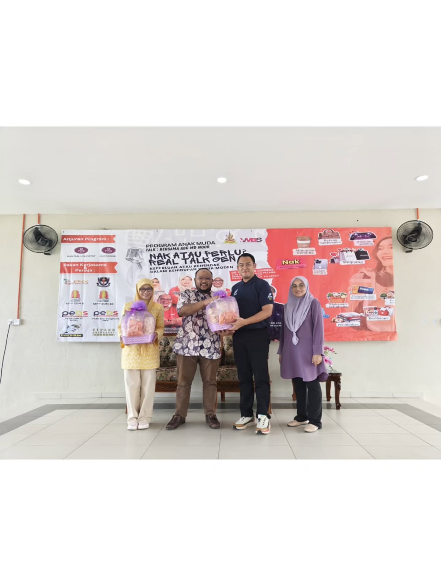 ✨ Program Anak Muda anjuran Pusat Wanita Berdaya Selangor Dun Tanjong Sepat ✨
🧑🏻💼 Talk: Bersama Abg Md Noor
📌 NAK ATAU PERLU? REAL TALK GEN Z
Keperluan atau kehendak dalam kehidupan dunia moden.
Captain Dolphin berbesar hati dapat bersama-sama menjayakan program yang dianjurkan. Semoga setiap perkongsian memberi manfaat dan menjadi inspirasi kepada generasi muda untuk membuat pilihan yang lebih bijak.
Terima kasih atas jemputan dan semoga bertemu lagi! 💙🐬